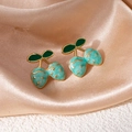 Détail de boucles d'oreilles cerise avec texture marbrée bleue et feuilles vertes - Style Double Baie Bleue (1516)