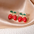 Détail des boucles d'oreilles fraises en émail sur soie avec des accents dorés élégants - Style Double Baie Rouge (1519)