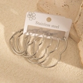 Trois paires de créoles en forme de cœur en acier inoxydable poli sur présentoir - Ensemble de Boucles d'Oreilles Cœur (1130) / Couleur Acier (1130)