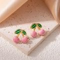 Dettaglio degli orecchini a ciliegia rosa marmorizzati con foglie in smalto verde - Stile Ciliegia Rosa (1532)