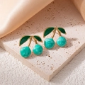 Dettaglio degli orecchini a ciliegia dorati con texture marmorizzata su sfondo di raso - Stile Ciliegia Blu con Foglia Verde (1536)