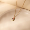 Détail du pendentif boîte cadeau de Noël avec nœud en émail rouge sur céramique beige - Collier Pendentif Boîte Cadeau à Carreaux