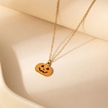 Minimalistische Halloween-Halskette mit goldener Kette und lächelndem Kürbis-Anhänger - Kürbis-Stil