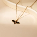 Goldene Edelstahlhalskette mit schwarzem Fledermausanhänger und rotem Smiley-Gesicht - Lächelnde Fledermaus Stil