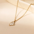 Minimalistische Goldkette mit skurrilem weißem Geist-Anhänger für Halloween-Mode - Verdrehter Geist Stil