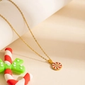 Détail du collier chaîne dorée avec un pendentif spirale rouge et blanc style sucre d'orge - Collier Sucette 0785