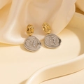 Détail de boucles d'oreilles bicolores avec empreintes de bébé en relief sur métal - Or Argent Médaille Empreinte Ronde (1752)