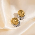 Dettaglio di orecchini bicolore con texture metallo liquido su sfondo di seta beige - Orecchini a Bottone Disco Oro Argento (1745)