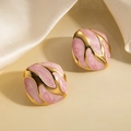 Dettaglio di orecchini a lobo quadrati placcati in oro con smalto rosa marmorizzato - Oro 18K / Rosa