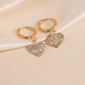 Goldene Herz-Ohrhänger mit weißem Zirkonia-Pavé an minimalistischen Creolen - Vollzirkonia Herz Ohrringe - Weiß