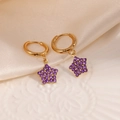 Elegante goldene Creolen mit Sternanhängern und violetten Zirkoniasteinen auf Seide - Lila Zirkonia Stern Ohrringe