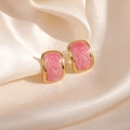 Boucles d'oreilles géométriques dorées et marbre rose sur un tissu en soie champagne - Pierre Rose Géométrique Clou (1848)