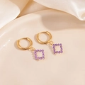 Élégantes boucles d'oreilles losanges plaquées or avec zircons violets sur un plateau - Boucles d'Oreilles Zirconia Violet Losange Creux