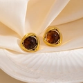 Boucles d'oreilles géométriques dorées en acier inoxydable avec ambre sur fond de soie blanche - Créole Géométrique Pierre Ambre Clou (1892)