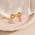 Gros plan de boucles d'oreilles vintage en acier doré avec pierres roses ovales - Boucles d'oreilles clous en pierre ovale (1800)