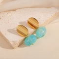 Boucles d'oreilles ovales dorées avec perles bleu clair sur fond soie et pierre - Boucles d'oreilles clous en pierre ovale (1803)
