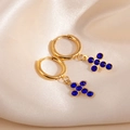 Goldene Creolen mit Kreuzanhängern, besetzt mit funkelnden tiefblauen Kristallsteinen - Blaue Zirkonia Kreuz Ohrringe