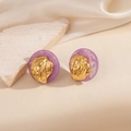 Gros plan de boucles d'oreilles goutte avec résine marbrée violette et métal doré - Style Goutte Pierre Violette (1823)