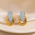 Boucles d'oreilles dorées géométriques avec texture marbre bleu sur fond de soie élégant - Clou à Arc Géométrique - Bleu (1905)