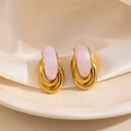Détail de boucles d'oreilles créoles dorées avec résine marbre rose sur céramique blanche - Clou à Arc Géométrique - Rose (1904)