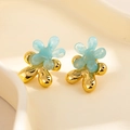 Détail de boucles d'oreilles fleurs en résine bleue à double couche et base dorée - Bordure Dorée Fleur Bleue Clou (1878)