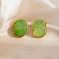 Vue détaillée des boucles d'oreilles ovales en résine marbrée verte et acier doré - Grand Pierre Ovale Verte Clou (1915)