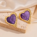 Gros plan de boucles d'oreilles cœur dorées avec texture marbre violet et métal martelé - Style Cœur Ondulé (1835)