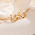 Détail de boucles d'oreilles créoles dorées en C avec cœurs émaillés blancs - Cœur Forme C Clou - Blanc (1854)