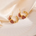 Détail de boucles d'oreilles cœur vintage avec émail bordeaux et placage or texturé - Cœur Forme C Clou - Marron (1853)