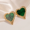 Vue détaillée des boucles d'oreilles cœur vintage avec bordure dorée et pierre verte - Style Cœur Ondulé (1838)
