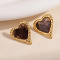 Détails des boucles d'oreilles cœur dorées martelées avec incrustation résine marbrée - Style Cœur Ondulé (1841)