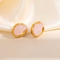 Détail macro de boucles d'oreilles en pierre rose avec bordure dorée sur soie - Disque Géométrique Pierre Rose Clou (1875)