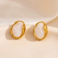 Boucles d'oreilles lave dorées élégantes avec pierre crème sur tissu en soie beige - Disque Géométrique Pierre Blanche Clou (1876)