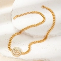 Goldene Gliederkette mit funkelndem Strass-Zirkonia-Anhänger auf edlem Steinhintergrund - Spiral Konzentrischer Kreis Halskette