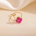 Vue macro de la bague trèfle plaquée or avec quatre pierres de zircon rose en forme de cœur - Style Trèfle Rose