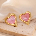 Boucles d'oreilles cœur dorées élégantes avec résine marbre rose et texture martelée - Style Cœur Ondulé (1831)