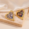 Boucles d'oreilles cœur dorées avec incrustation d'abalone colorée et finition martelée - Style Cœur Ondulé (1834)