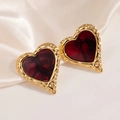Boucles d'oreilles cœur vintage, bords martelés dorés et résine rouge sur soie - Style Cœur Ondulé (1839)