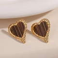 Boucles d'oreilles cœur dorées avec incrustation œil de tigre et détails martelés - Style Cœur Ondulé (1840)