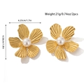 Macro view of gold flower pearl earrings with weight and size dimensions shown - Vintage Artificial Pearl Flower Earrings (JDE2503025)