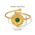 Macro d'une bague dorée en acier inoxydable avec pierre verte et médaille soleil - Ouvert Réglable / Bague Ouverte en Malachite Motif Solaire (Bague 01)