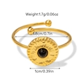 Détail d'une bague dorée ajustable avec texture soleil et perle noire centrale - Ouvert Réglable / Bague Ouverte à Motif Solaire et Perles Noires (Bague 04)