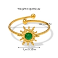 Détail d'une bague soleil dorée avec pierre verte centrale et anneau ajustable - Ouvert Réglable / Bague ajustable disque pierre verte motif soleil (Bague 09)