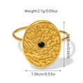 Gros plan d'une bague vintage dorée avec finition martelée et pierre précieuse verte - Ouvert Réglable / Bague ouverte ovale martelée avec pierre verte (Bague 11)