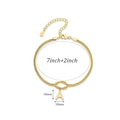 Detail van de 18K vergulde S925 zilveren armband met knoopontwerp en hanger met letter A - Letter A / Goud