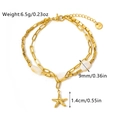 Detail van een gouden roestvrijstalen dubbellaagse armband met zeester en kralen - Zeester & Ronde Kralen Stijl (Armband 01)