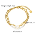 Detail van een gouden dubbellaagse stalen armband met witte schelphanger en kralen - Armband met gegolfde schijf en ronde kralen (Stijl 02)