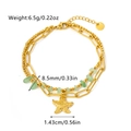 Detail van gouden gelaagde armband met groene stenen en zeester hanger voor vrouwen - Zeester & Lichtgroene Steenslag Stijl (Armband 03)
