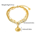 Macro detail van de gouden dubbellaagse armband met natuursteen en schelphanger - Schelp en Lichtgroene Steentjes Stijl (Armband 04)