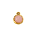 Detailansicht eines runden rosa Natursteinanhängers mit goldenem Edelstahlrahmen - Rosa Anhänger (Anhänger 04)